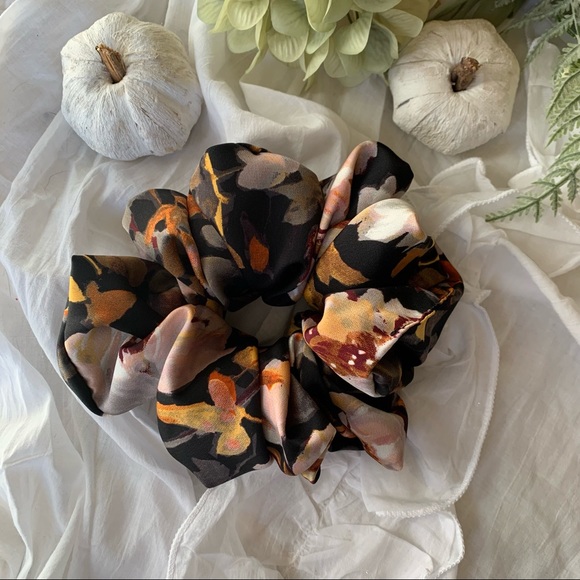 Fall Scrunchie Set 🍂🍁🤎 - Picture 4 of 6